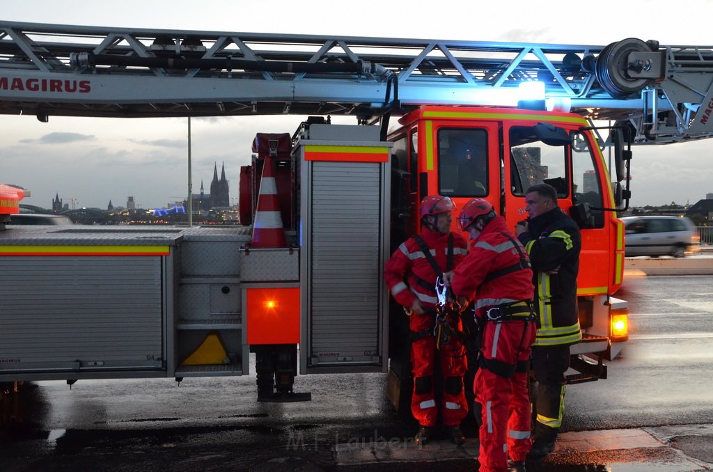 Einsatz BF Hoehenretter Koelner Seilbahn Hoehe Zoobruecke P2256.JPG